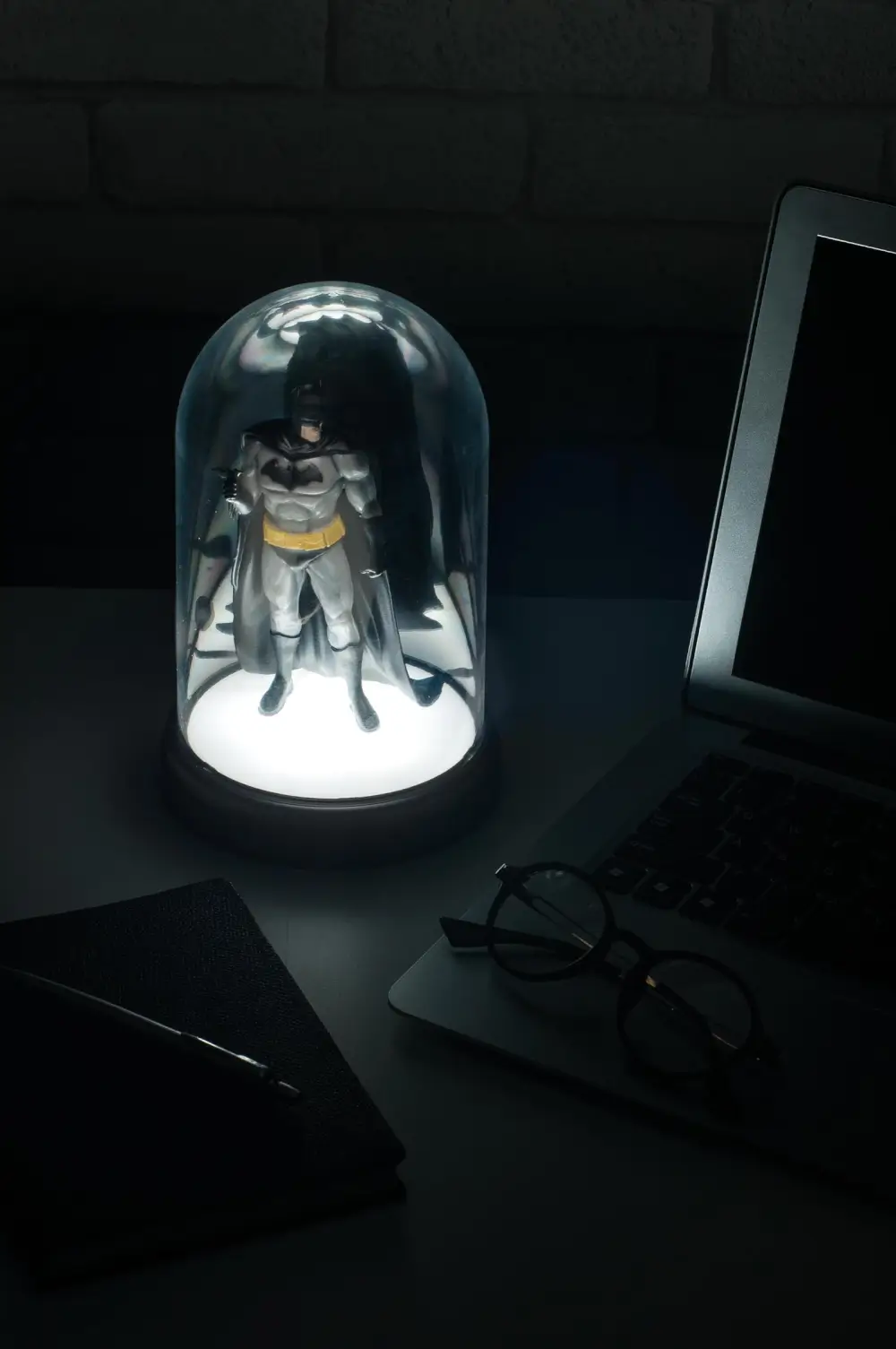 מנורה לשולחן Batman Collectible Light מאירה בחדר חשוך