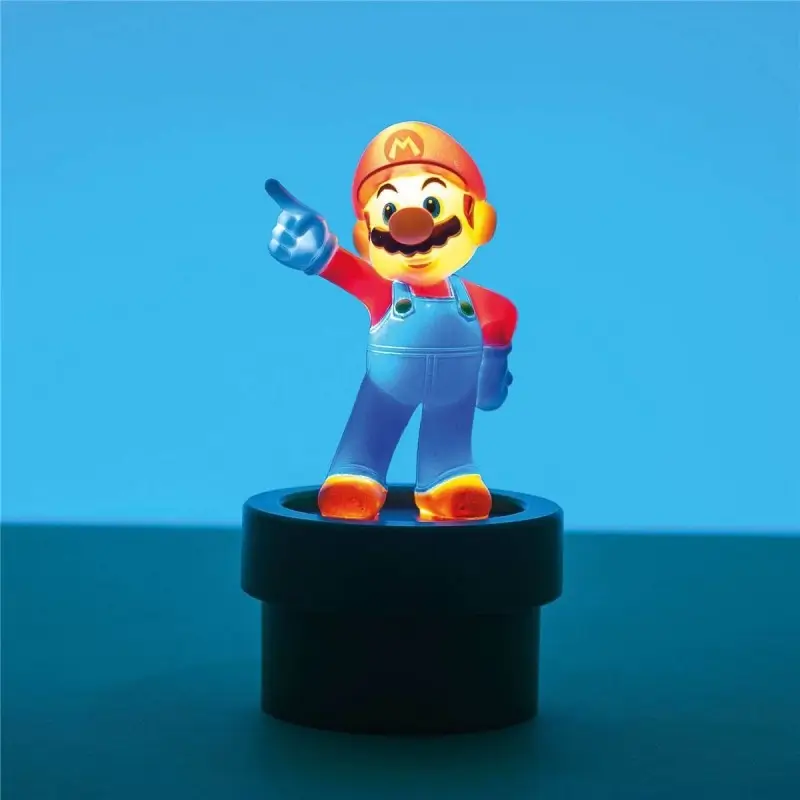 מנורה לשולחן Super Mario Light מוארת ומונחת על שולחן