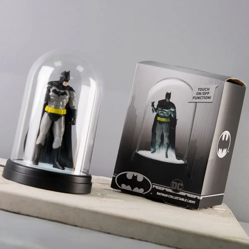 מנורה לשולחן Batman Collectible Light מונחת על מדף